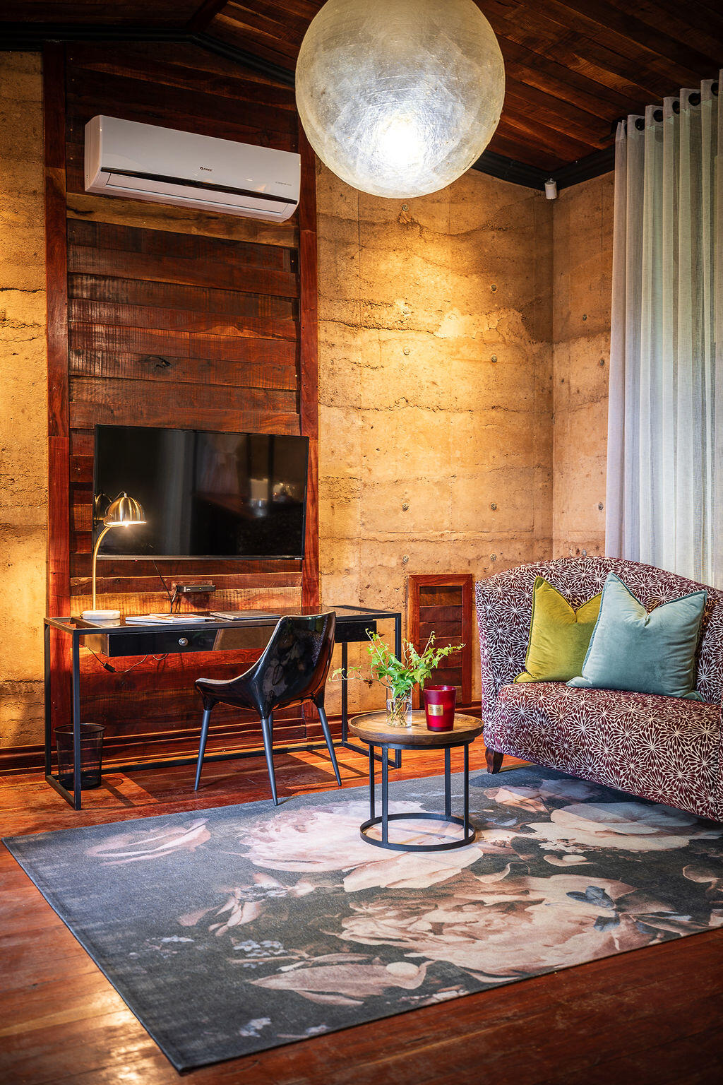A Droombos Room with a writing desk and lamp